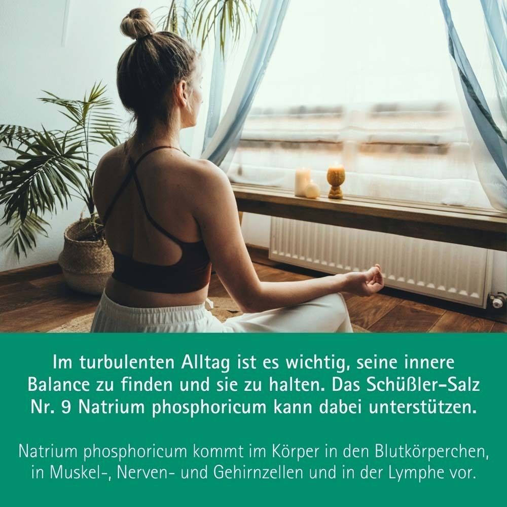 Frau sitzt in Yoga-Pose am Fenster. Text: "Schüßler-Salz Nr. 9 Natrium phosphoricum kann dabei unterstützen." Hintergrund: Pflanzen, Kerzen.