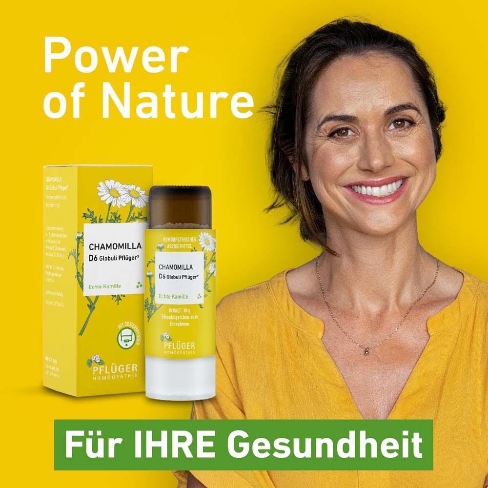 Frau mit Chamomilla D6 Globuli Pflüger® und Verpackung. Gelber Hintergrund mit Text: Power of Nature, Für IHRE Gesundheit.