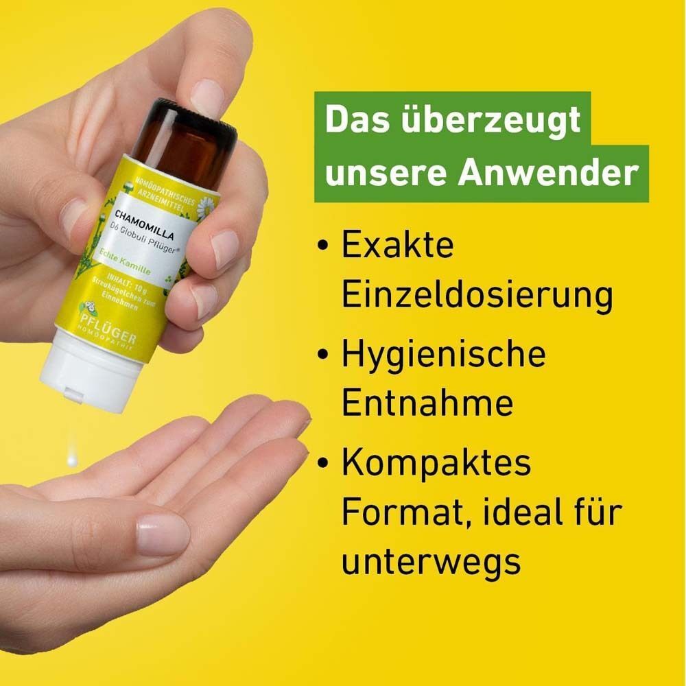Hand mit Globuli-Spender. Tropfen fallen heraus. Text: Exakte Einzeldosierung, Hygienische Entnahme, Kompaktes Format.