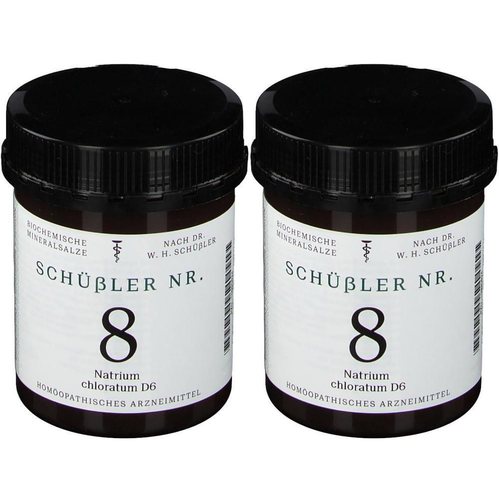 Zwei Braunglasbehälter mit schwarzen Schraubverschlüssen, beschriftet mit Schüssler Nr. 8 Natrium chloratum D6.