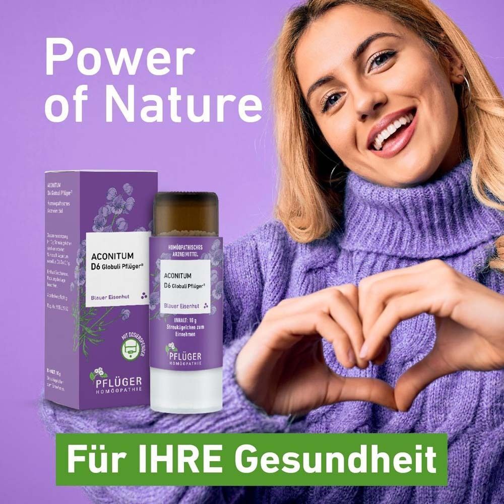 Frau mit Herzgeste, hält eine Packung Aconitum D12 Globuli Pflüger®. "Power of Nature" und "Für IHRE Gesundheit".