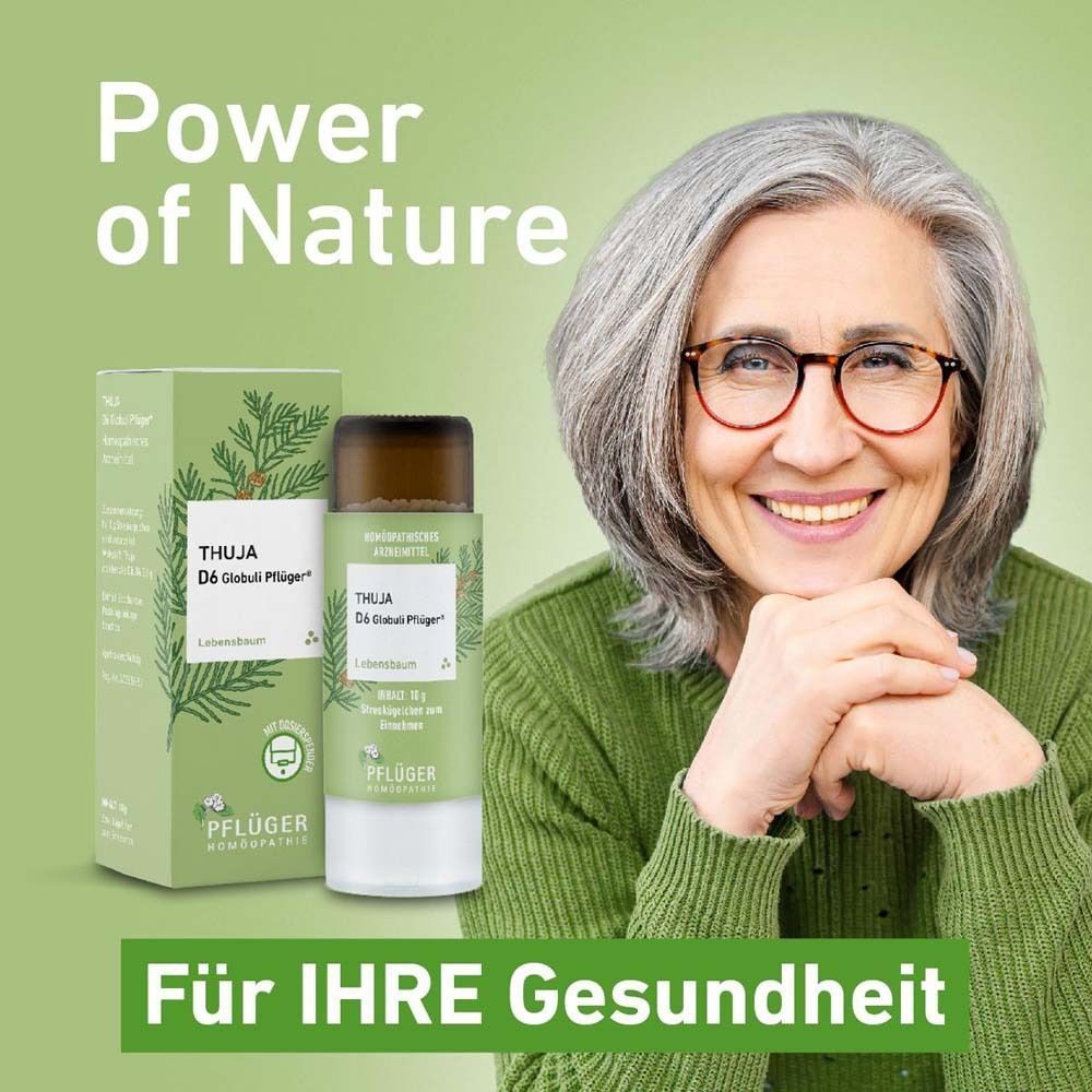 Lächelnde Frau neben einer Packung Thuja D6 Globuli Pflüger. "Power of Nature" und "Für IHRE Gesundheit".