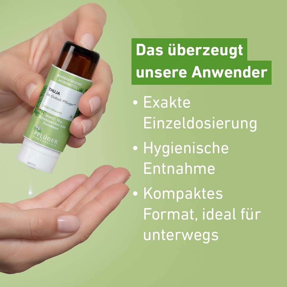 Hand gibt Globuli aus einem Thuja D6 Globuli Pflüger Fläschchen. "Exakte Einzeldosierung", "Hygienische Entnahme".