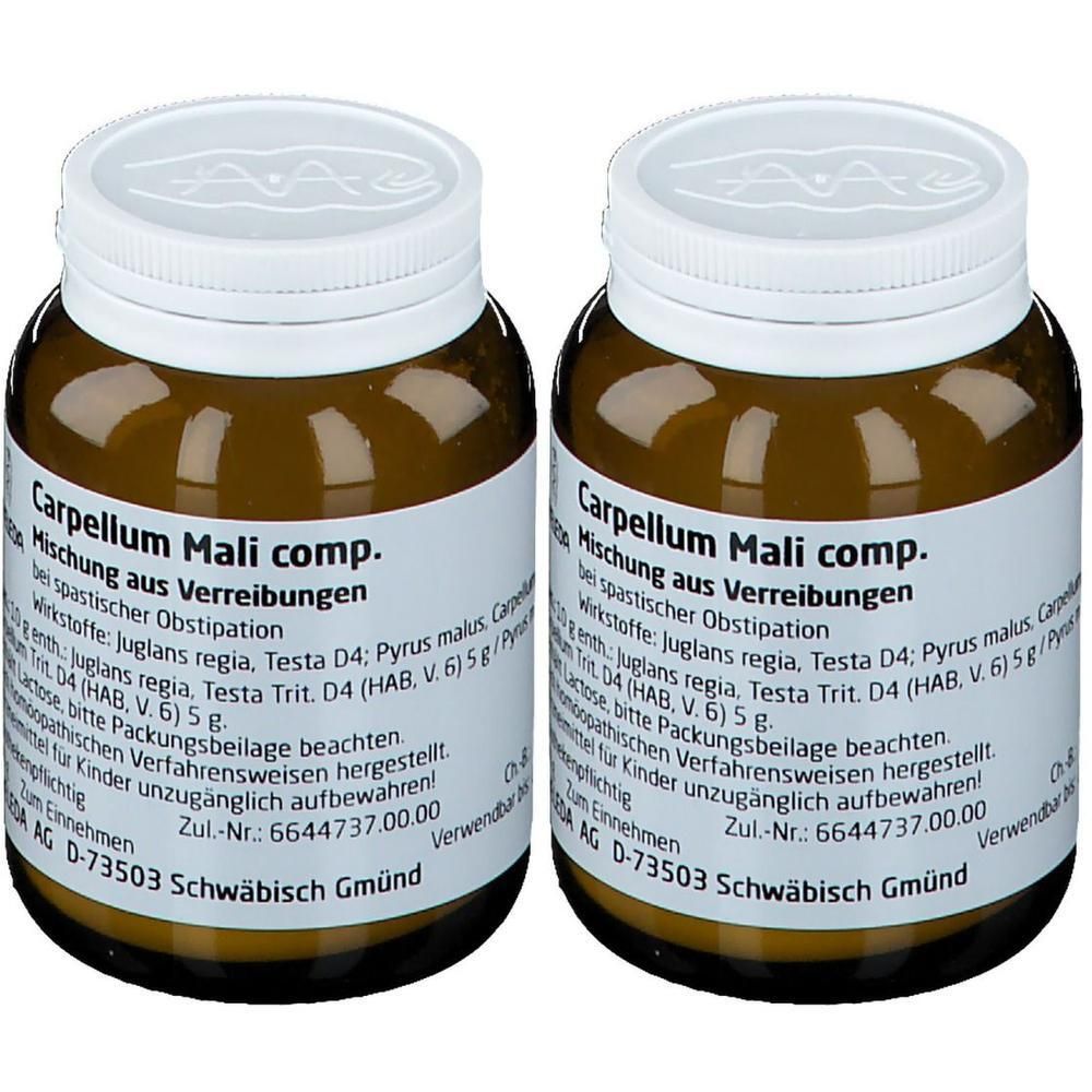 Zwei braune Glasflaschen mit weißem Deckel. Aufschrift: Carpellum Mali comp. Mischung aus Verreibungen.