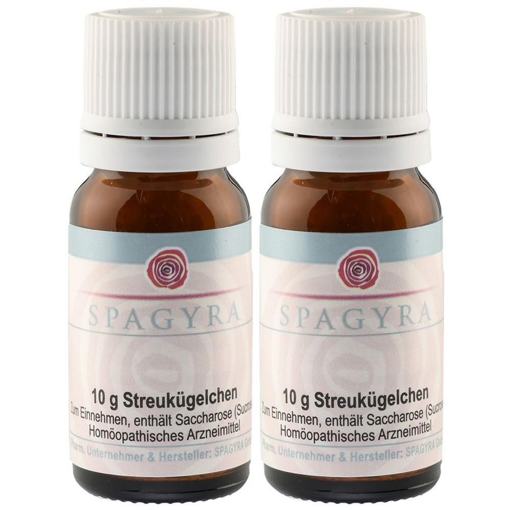 Zwei braune Glasflaschen mit weißem Deckel. Auf den Etiketten steht "SPAGYRA" und "10 g Streukügelchen".