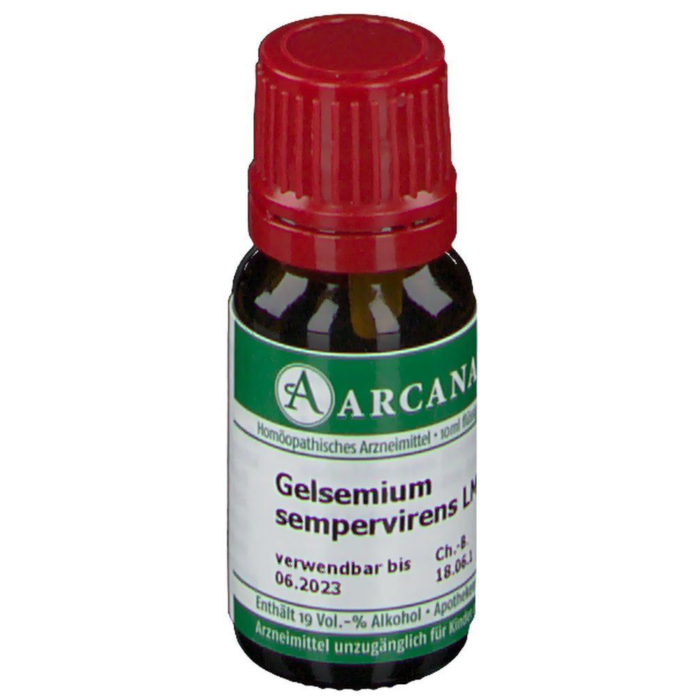 Braunglasflasche mit rotem Verschluss. Aufschrift: ARCANA, Gelsemium sempervirens LM XVIII. Etikett mit Text. Haltbarkeit bis 06.2023.