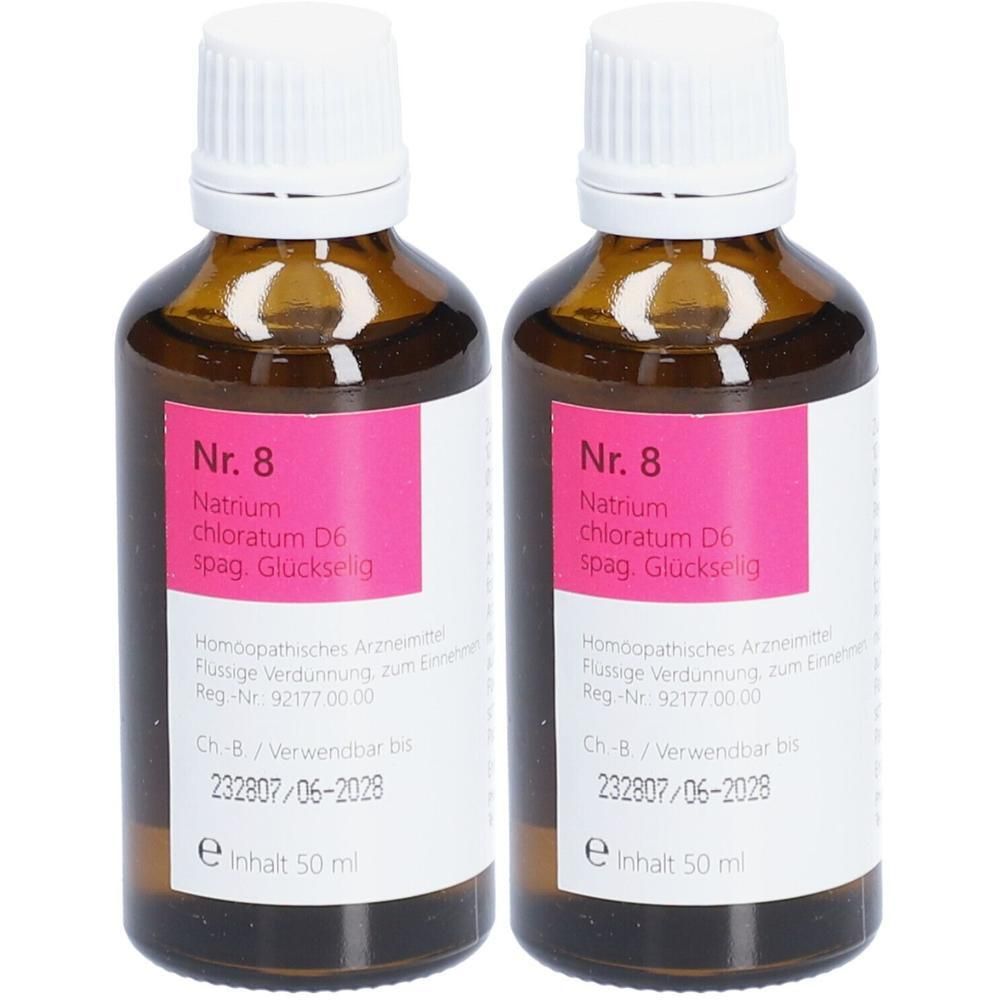 Zwei braune Glasflaschen mit weißen Verschlüssen, beschriftet mit "Nr. 8 Natrium chloratum D6 spag. Glückselig".
