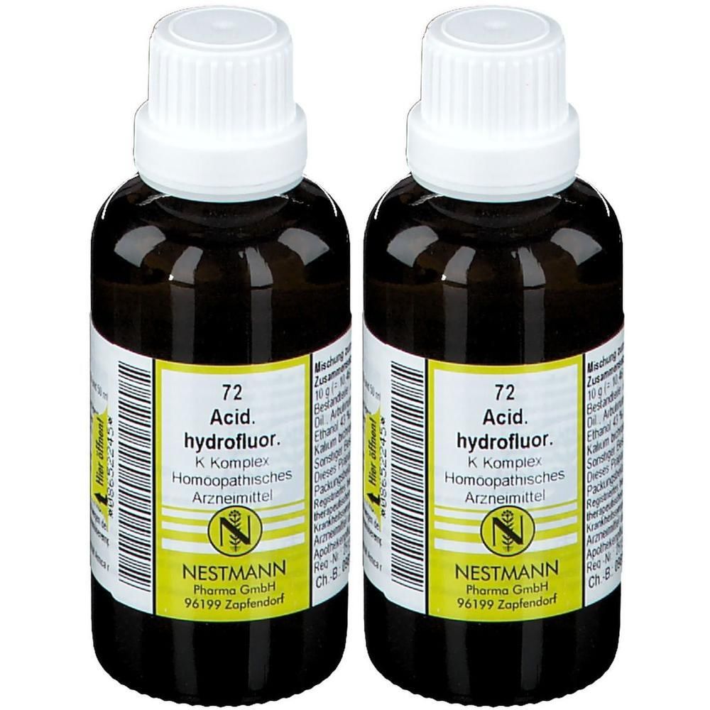 Zwei braune Glasflaschen mit weißen Verschlüssen, gefüllt mit homöopathischem Mittel.