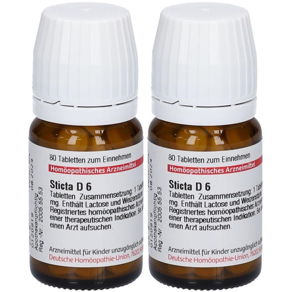 Zwei Flaschen Sticta D6 Globuli, je 80 Tabletten. Braunglasflaschen mit weißem Schraubverschluss.
