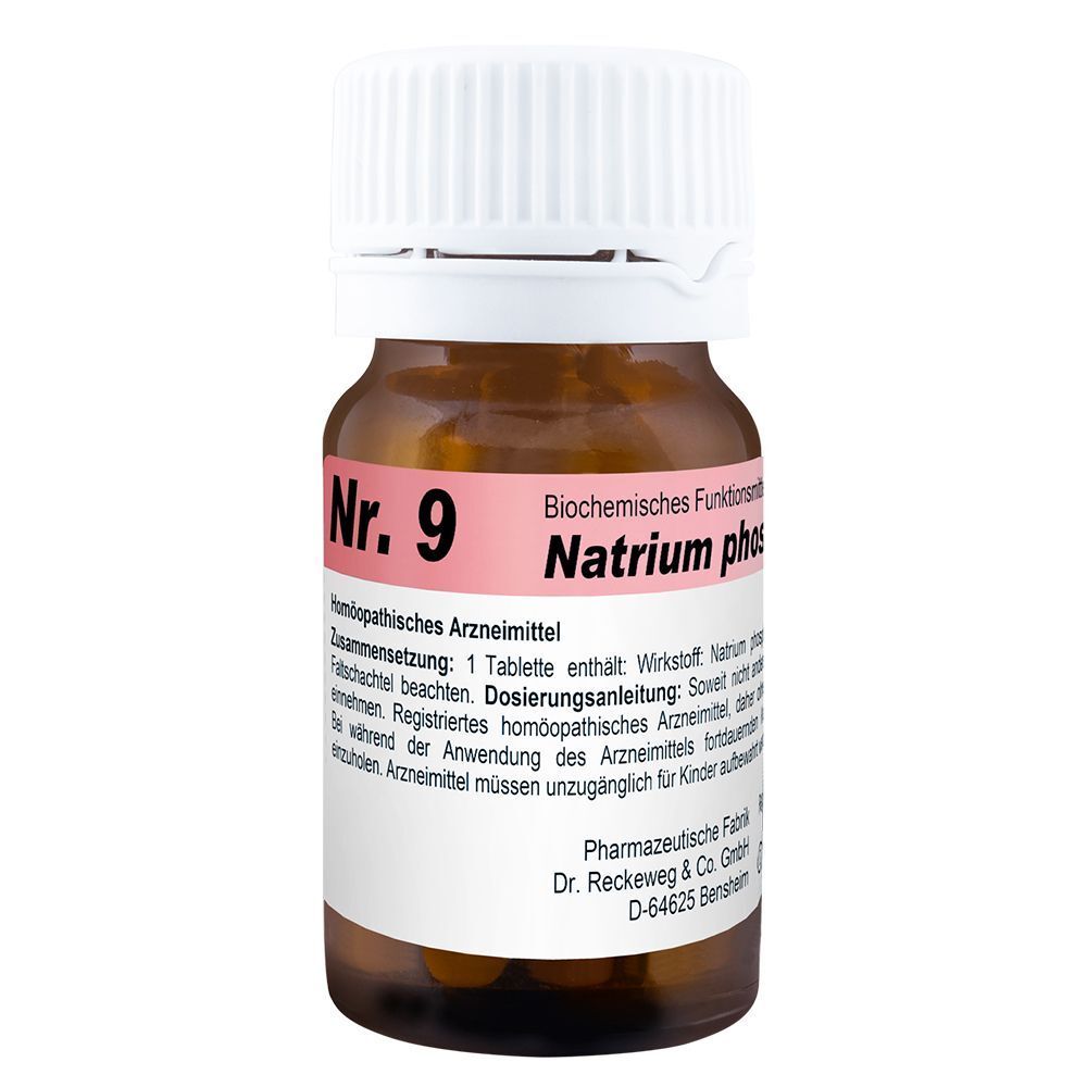 Braune Glasflasche mit weißem Deckel. Aufschrift: Nr. 9 Natrium phosphoricum D6. Etikett mit Produktinformationen. Tabletten sichtbar.