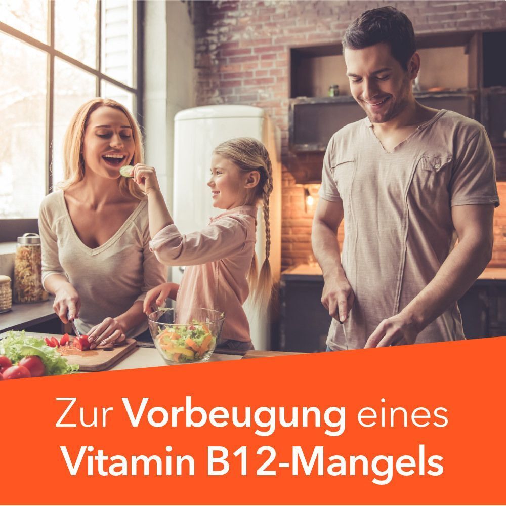 Familie bereitet in Küche Gemüse zu. Text: Zur Vorbeugung eines Vitamin B12-Mangels.