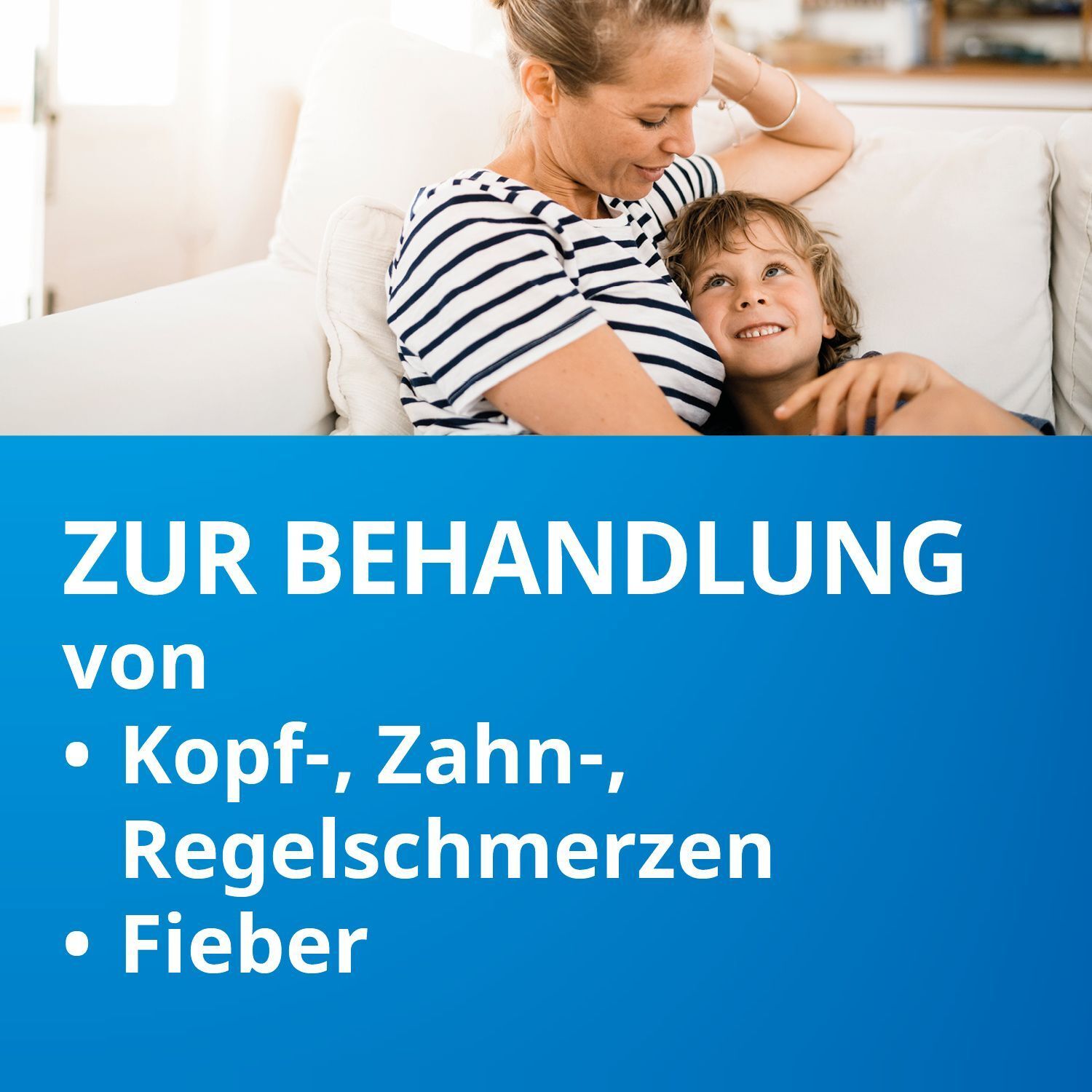 Mutter mit Kind auf einem Sofa. Text: Zur Behandlung von Kopf-, Zahn-, Regelschmerzen, Fieber.