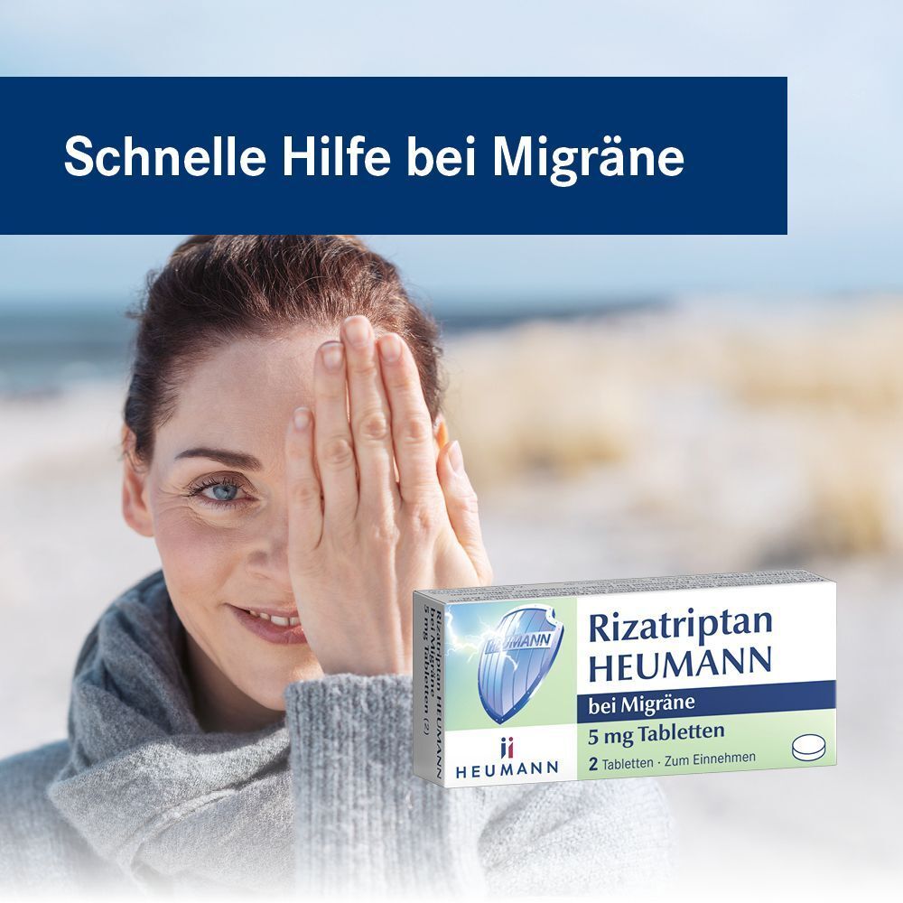 Frau mit Migräne am Strand, hält sich die Stirn. Eine Packung Rizatriptan HEUMANN ist daneben platziert.