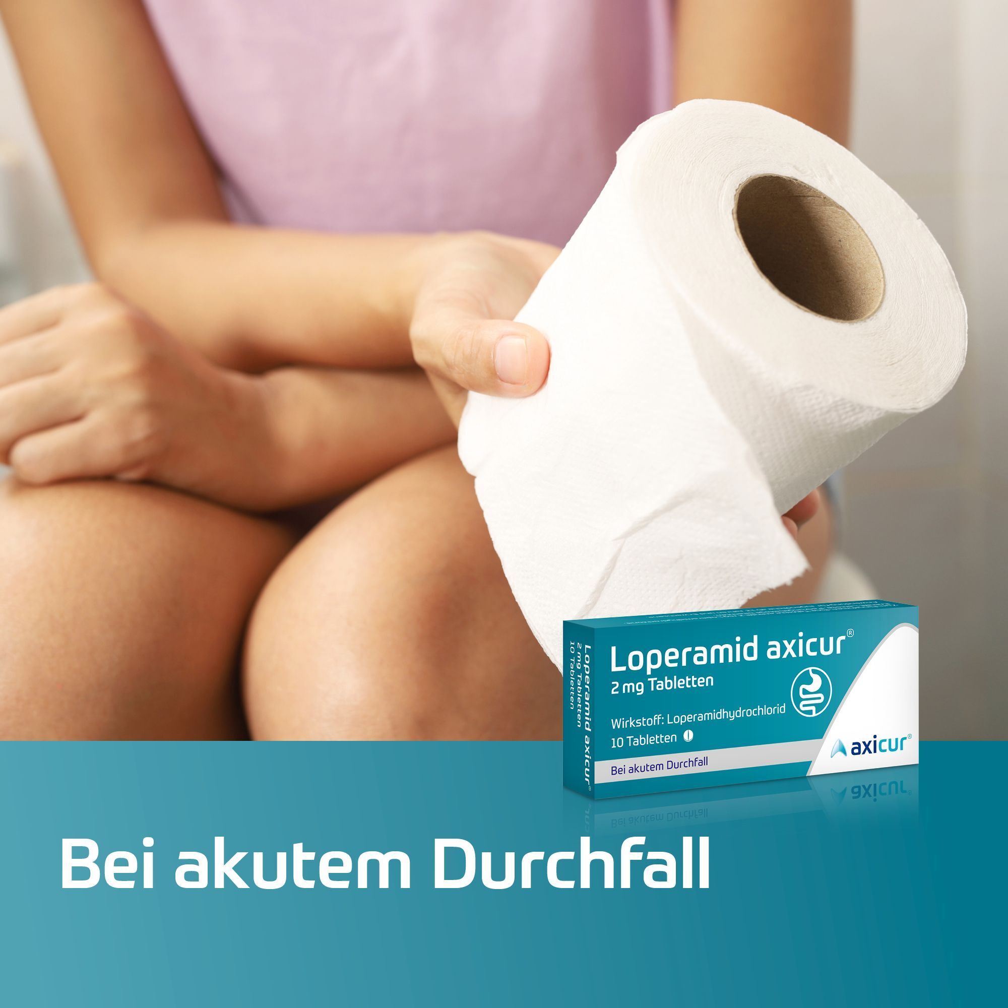 Packung Loperamid axicur® 2 mg Tabletten neben einer Person auf einer Toilette, die eine Toilettenpapierrolle hält.