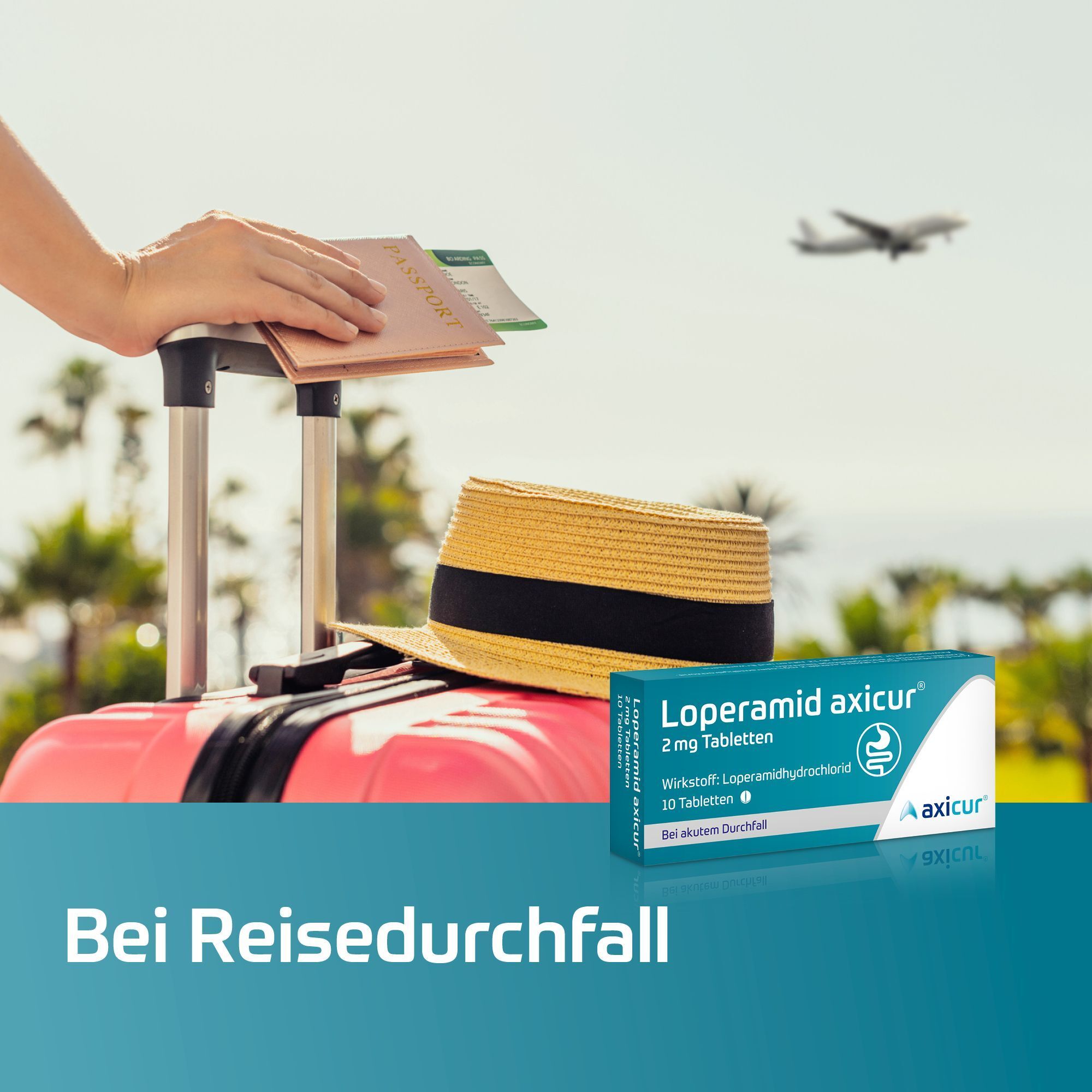 Packung Loperamid axicur® 2 mg Tabletten neben Reiseutensilien wie Koffer und Hut, mit Flugzeug im Hintergrund.