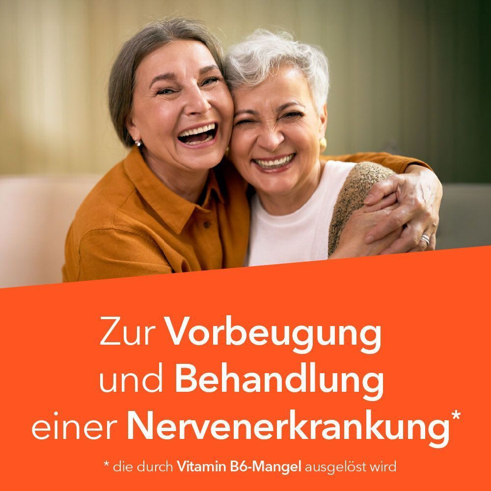 Zwei lächelnde ältere Frauen, die sich umarmen. Text: Zur Vorbeugung und Behandlung einer Nervenerkrankung.