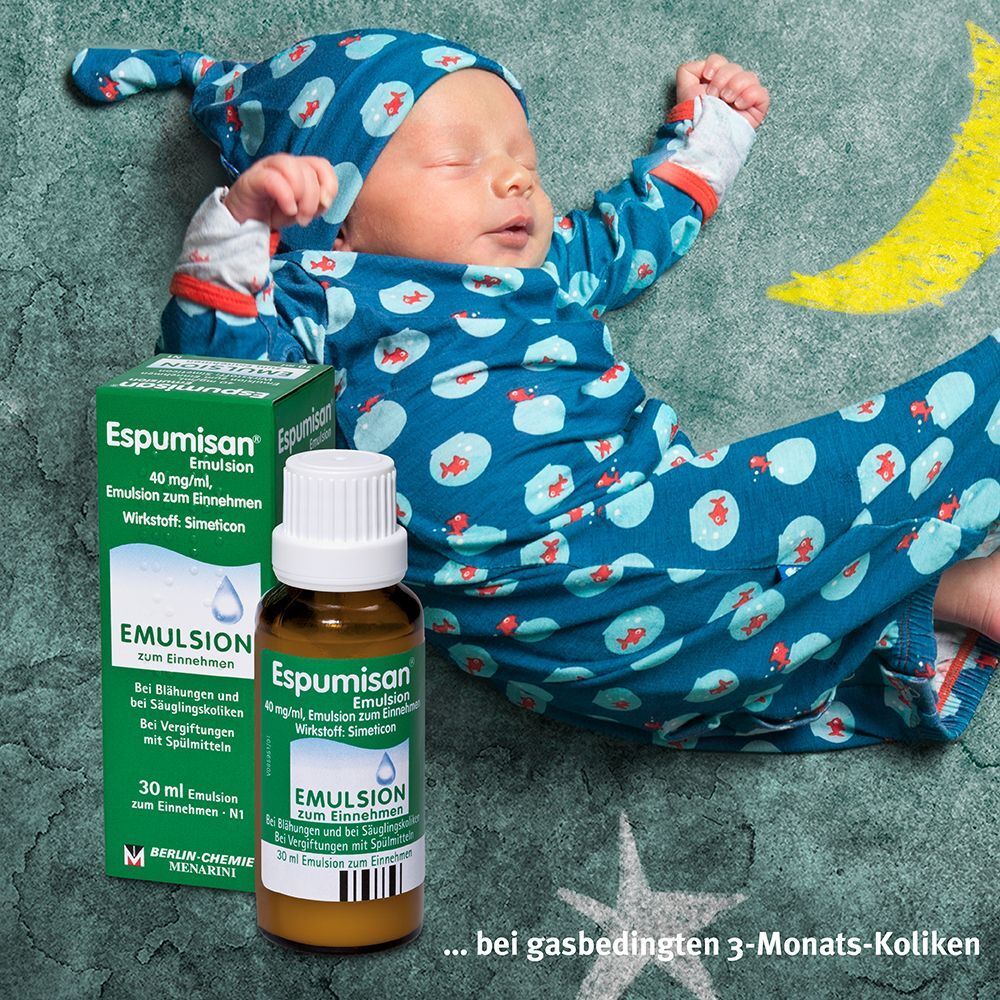 Espumisan Emulsion 30 ml Fläschchen neben einer Packung, mit schlafendem Baby im Hintergrund.
