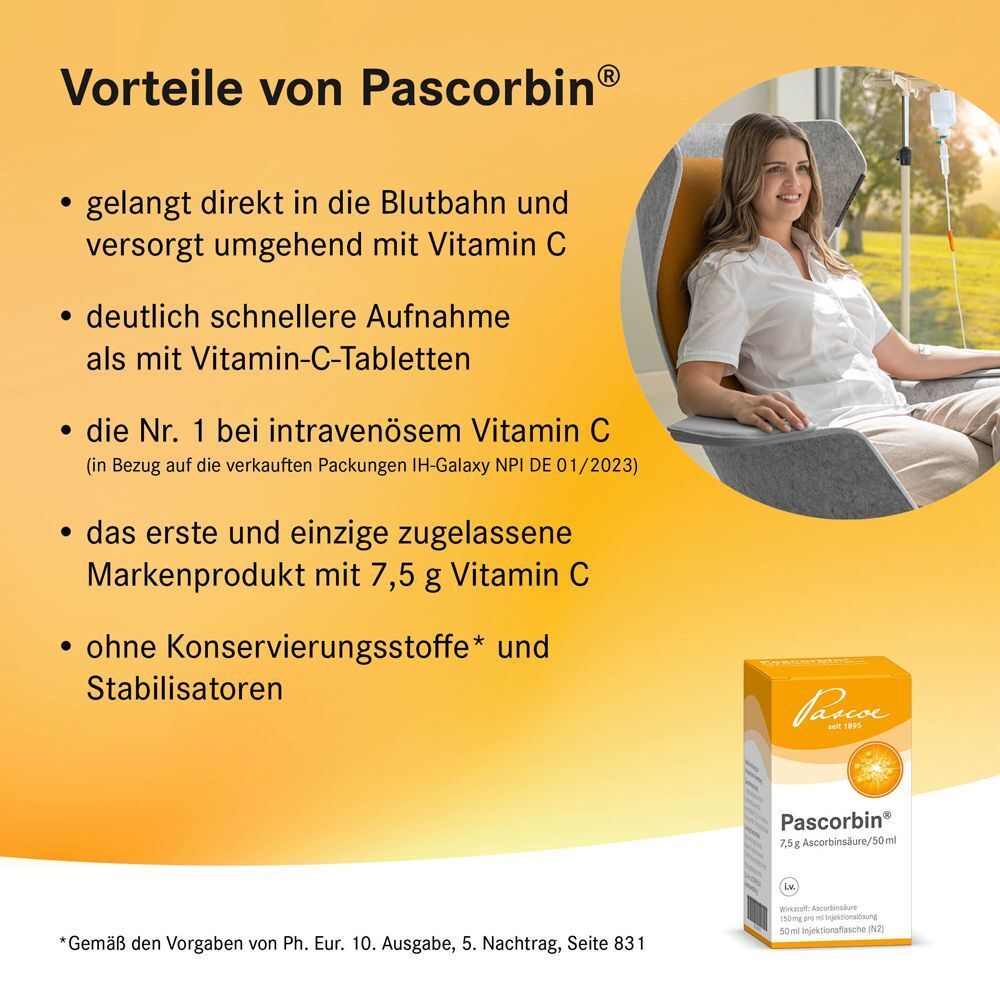 Frau sitzt in Sessel, Infusionsbeutel im Hintergrund, Vorteile von Pascorbin® aufgelistet.