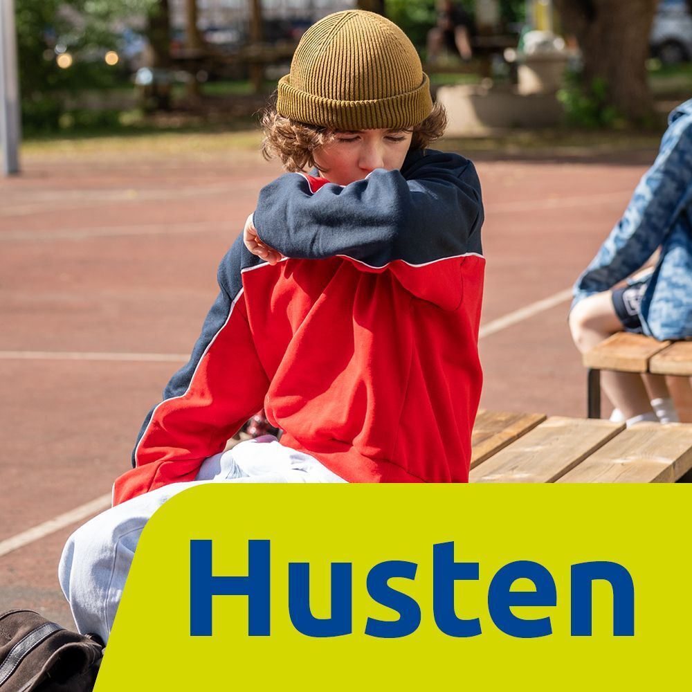 Ein Junge hustet in seine Armbeuge. Gelber Text: Husten.