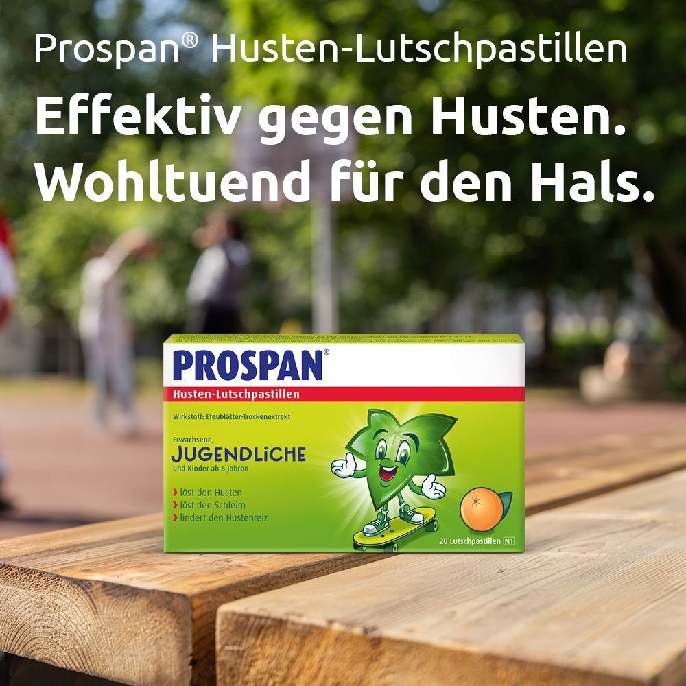 Packung Prospan Husten-Lutschpastillen auf Holztisch. "Effektiv gegen Husten. Wohltuend für den Hals."