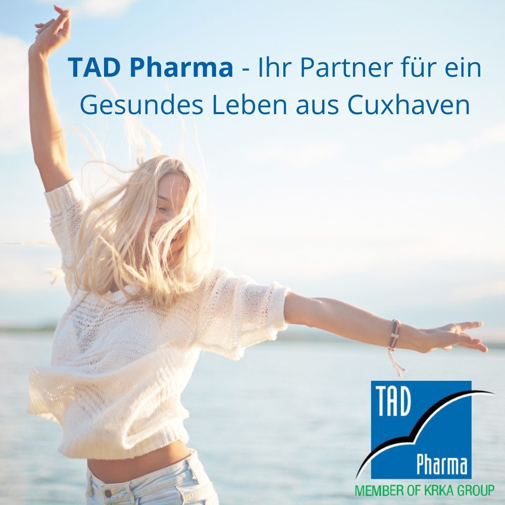 Frau mit ausgebreiteten Armen am Meer, Logo TAD Pharma.