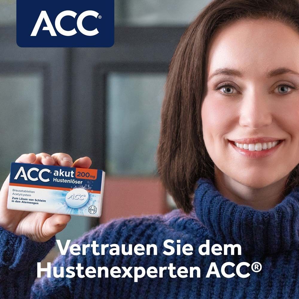 Frau hält eine Packung ACC akut 200mg Hustenlöser.