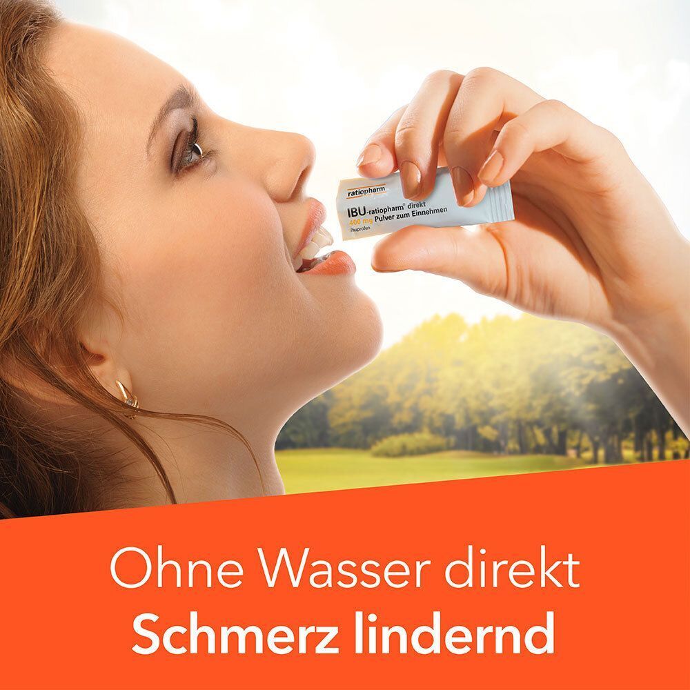 Frau nimmt ein Beutelchen IBU-ratiopharm® direkt Pulver ohne Wasser ein.