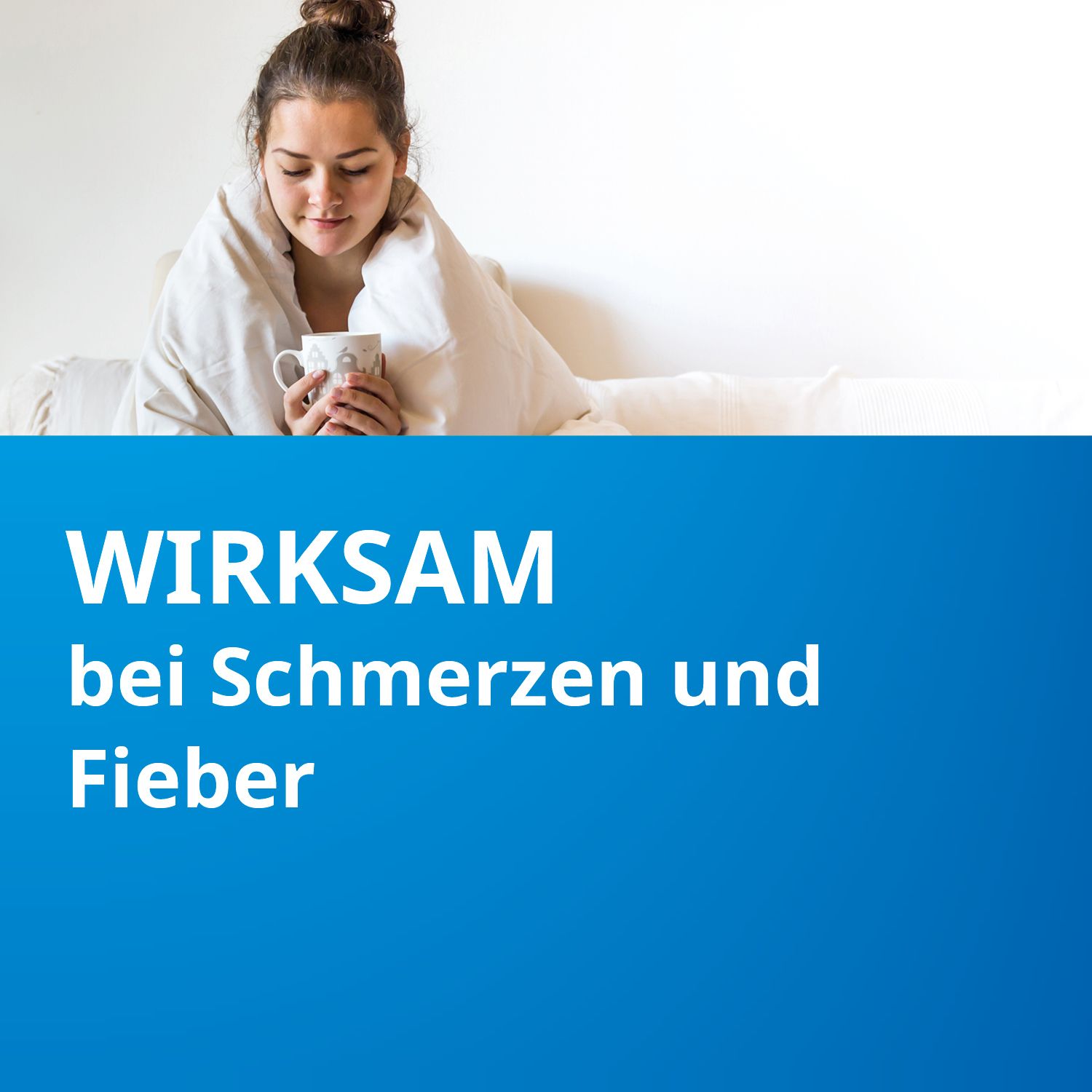 Mädchen mit Tasse im Bett, umgeben von einer Decke. Text: Wirksam bei Schmerzen und Fieber.