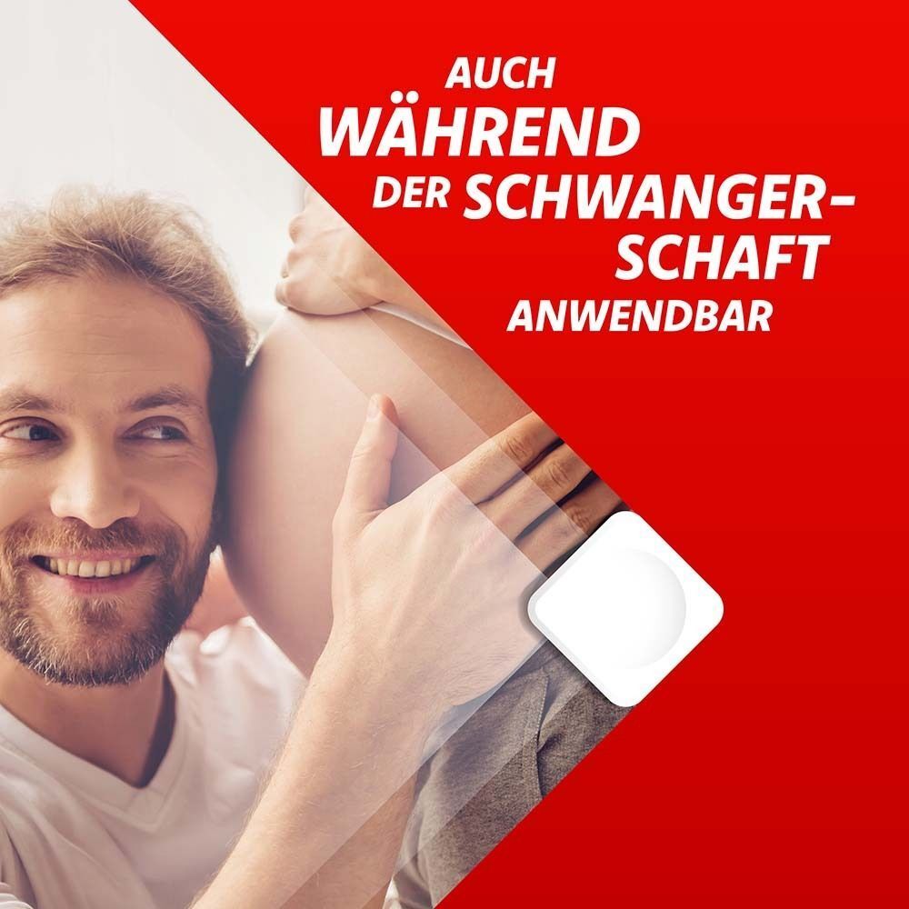 Mann hält schützend die Hand auf den Bauch einer schwangeren Frau.
