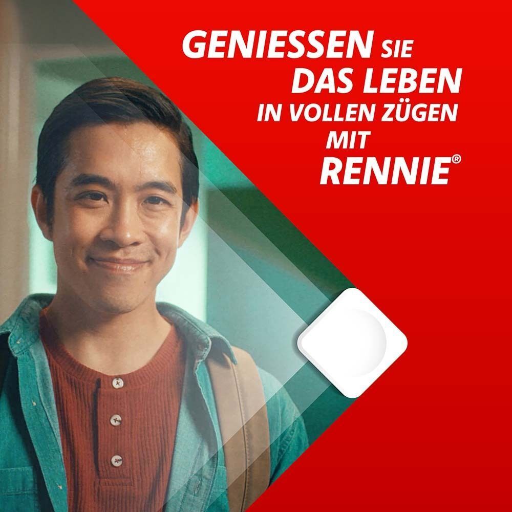 Mann lächelt, hält eine Rennie® zuckerfrei Kautablette.
