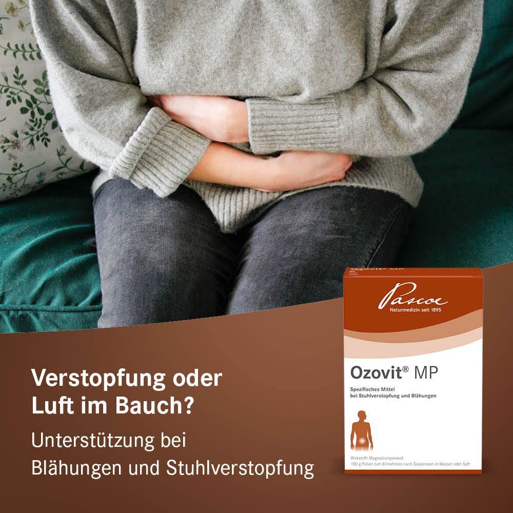 Person hält Bauch. Text: Verstopfung oder Luft im Bauch? Ozovit® MP. Braune Schachtel. Logo Pascoe. Spezifisches Mittel bei Blähungen und Stuhlverstopfung.