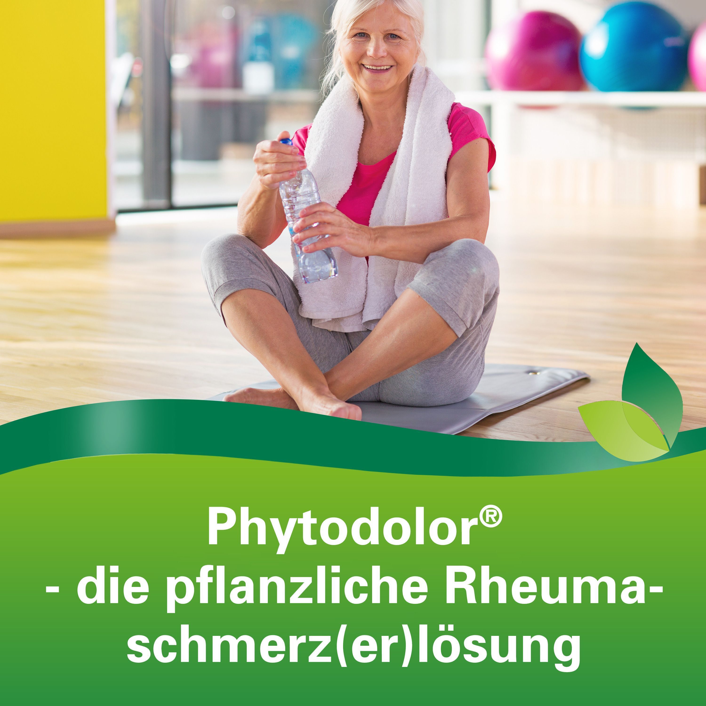 Ältere Frau mit Wasserflasche nach dem Sport, sitzt auf einer Matte. Phytodolor® - die pflanzliche Rheumaschmerzlösung.