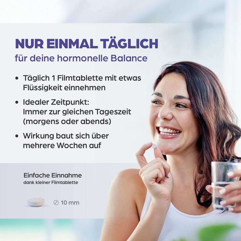 Frau nimmt eine Filmtablette mit Wasser ein. Text: Nur einmal täglich für Ihre hormonelle Balance. Kleine Filmtablette, 10 mm.