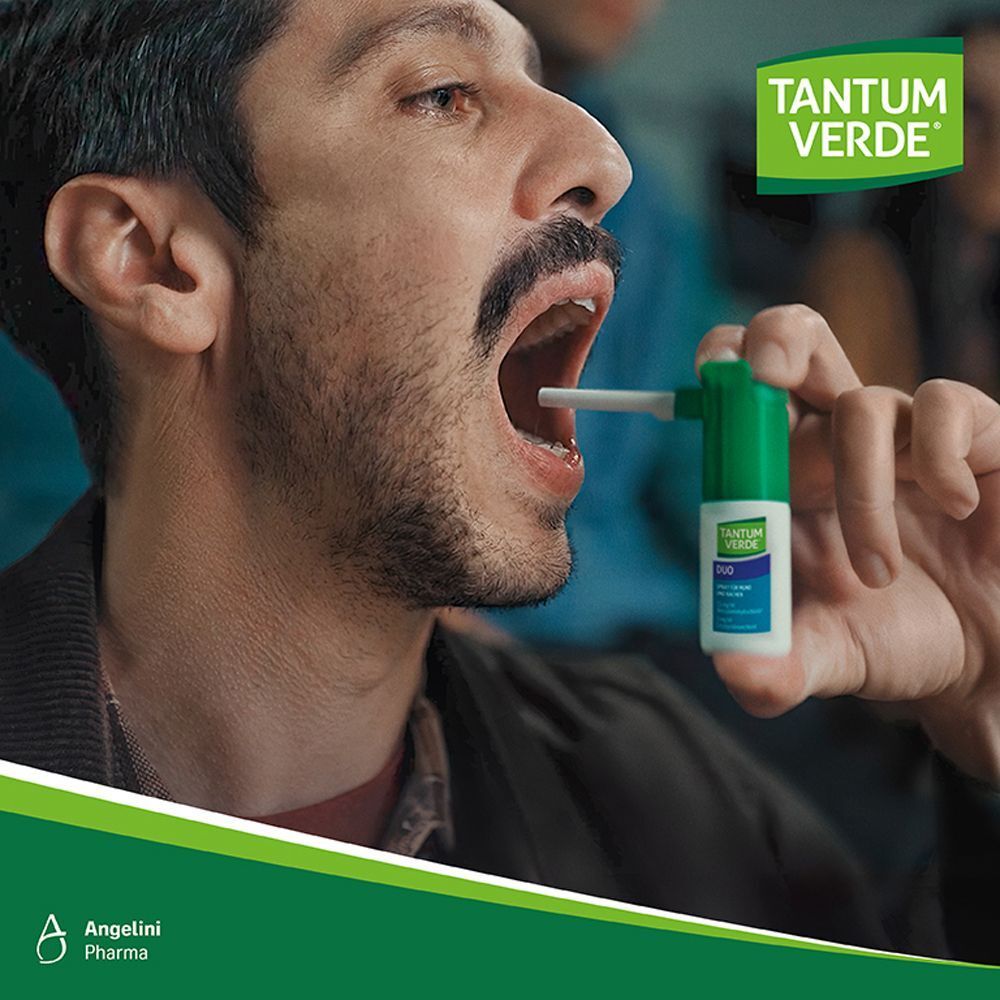 Mann wendet Tantum Verde Duo Spray in seinem Mund an.