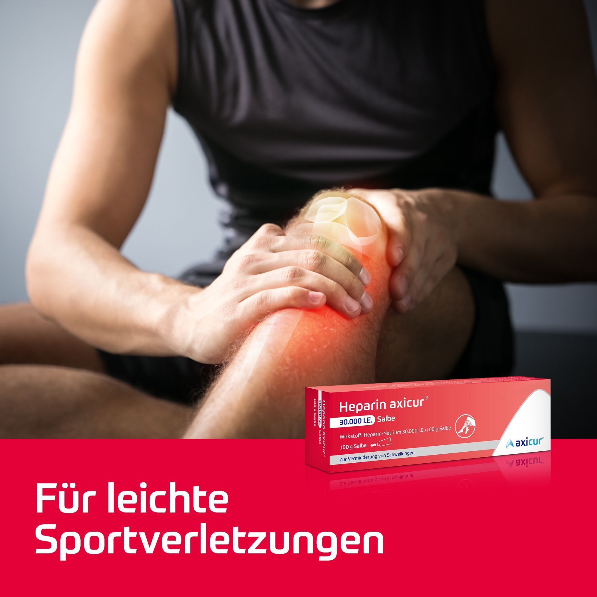 Mann hält schmerzendes Knie, daneben eine Packung Heparin axicur® Salbe.