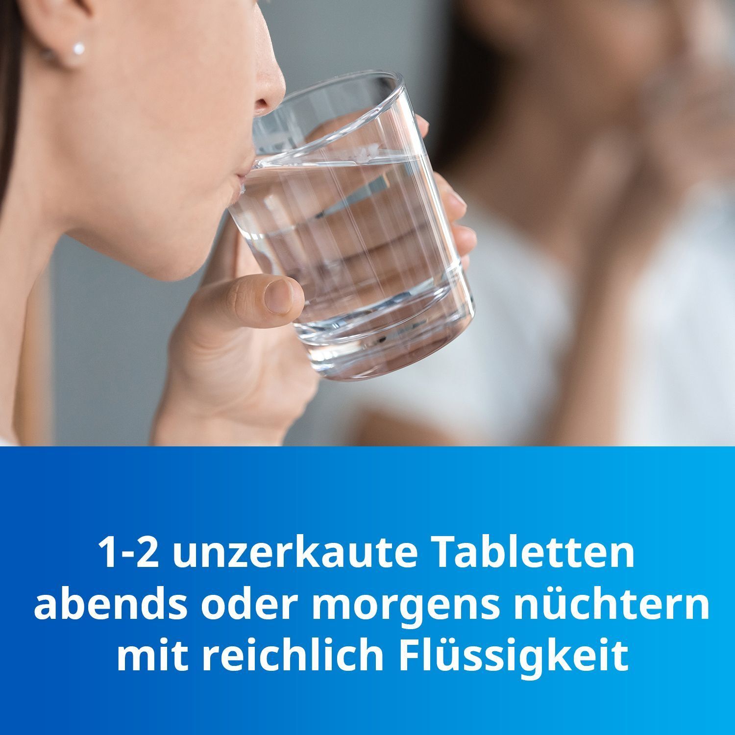 Frau trinkt ein Glas Wasser. Text '1-2 unzerkaute Tabletten abends oder morgens nüchtern mit reichlich Flüssigkeit'.