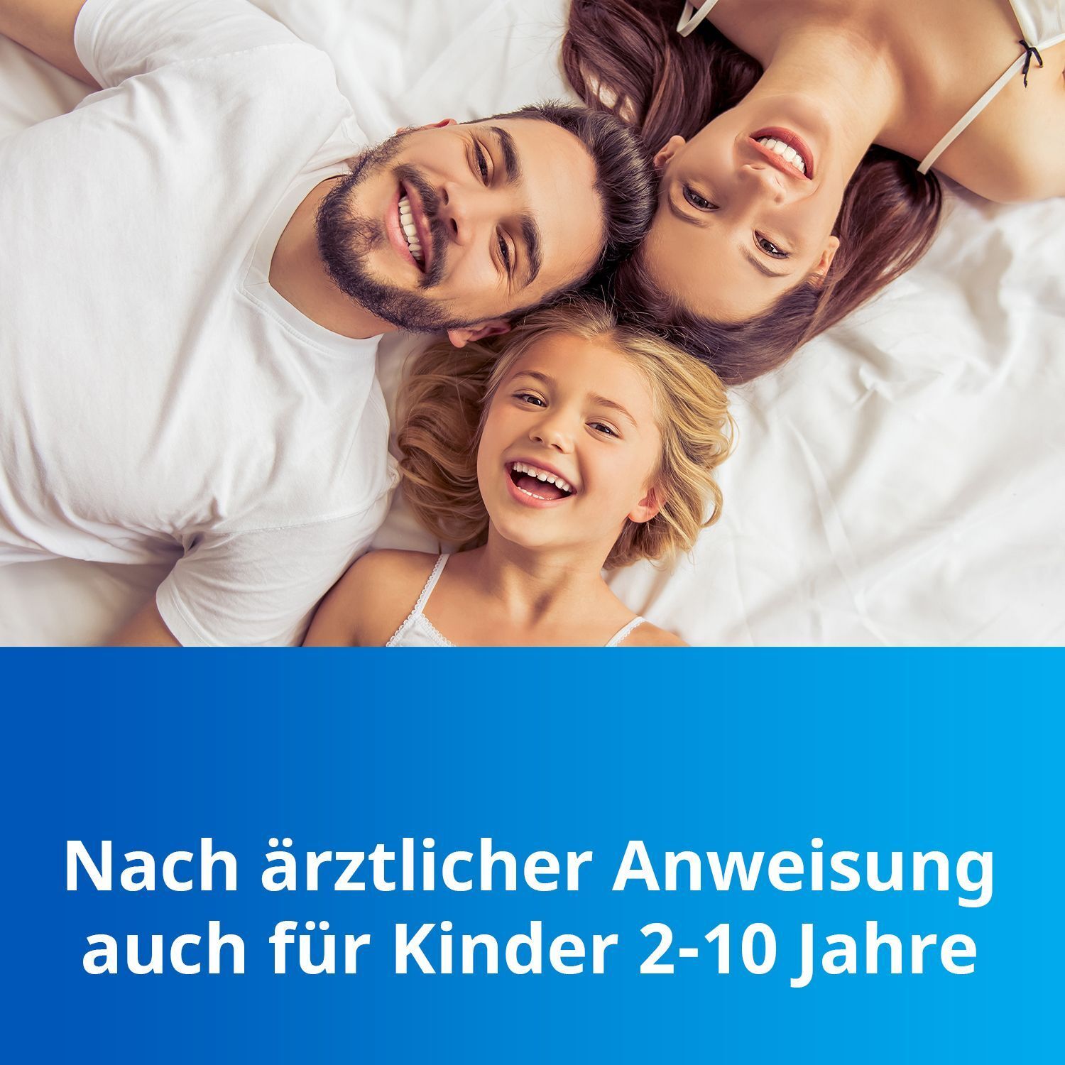 Familie (Eltern, Kind) liegt lachend auf einem Bett. Text 'Nach ärztlicher Anweisung auch für Kinder 2-10 Jahre'.