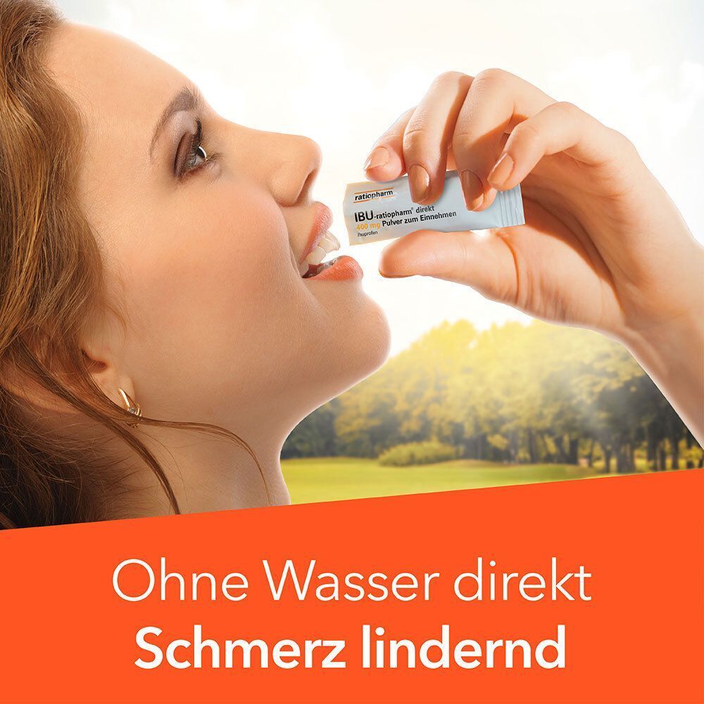 Frau nimmt ein Beutelchen IBU-ratiopharm® direkt 400 mg Pulver ohne Wasser ein.