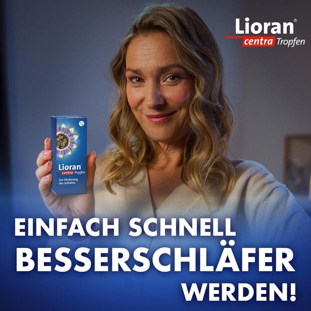 Frau hält eine Packung Lioran centra Tropfen und lächelt.