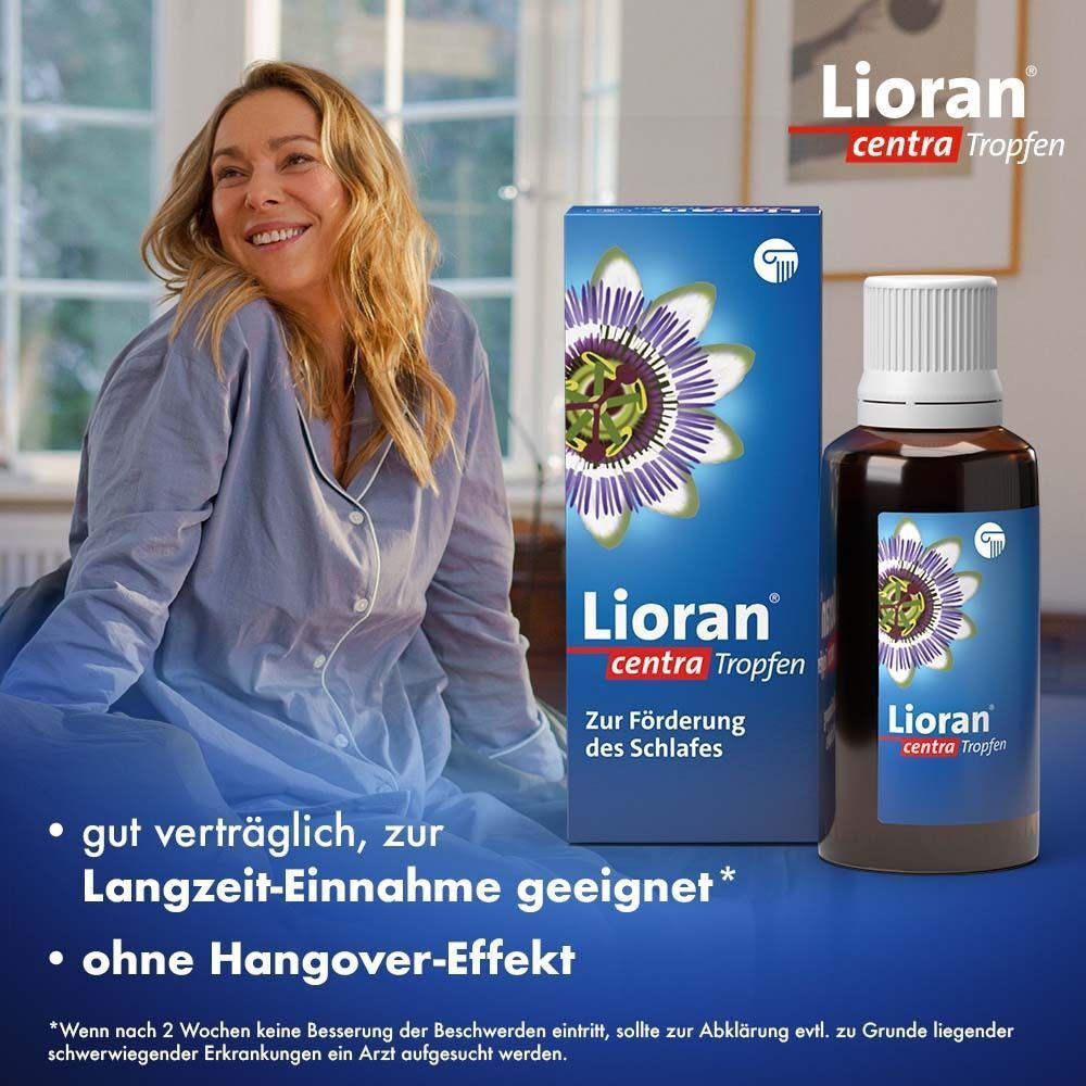 Frau lächelt im Bett, neben Lioran centra Tropfen Flasche und Packung.