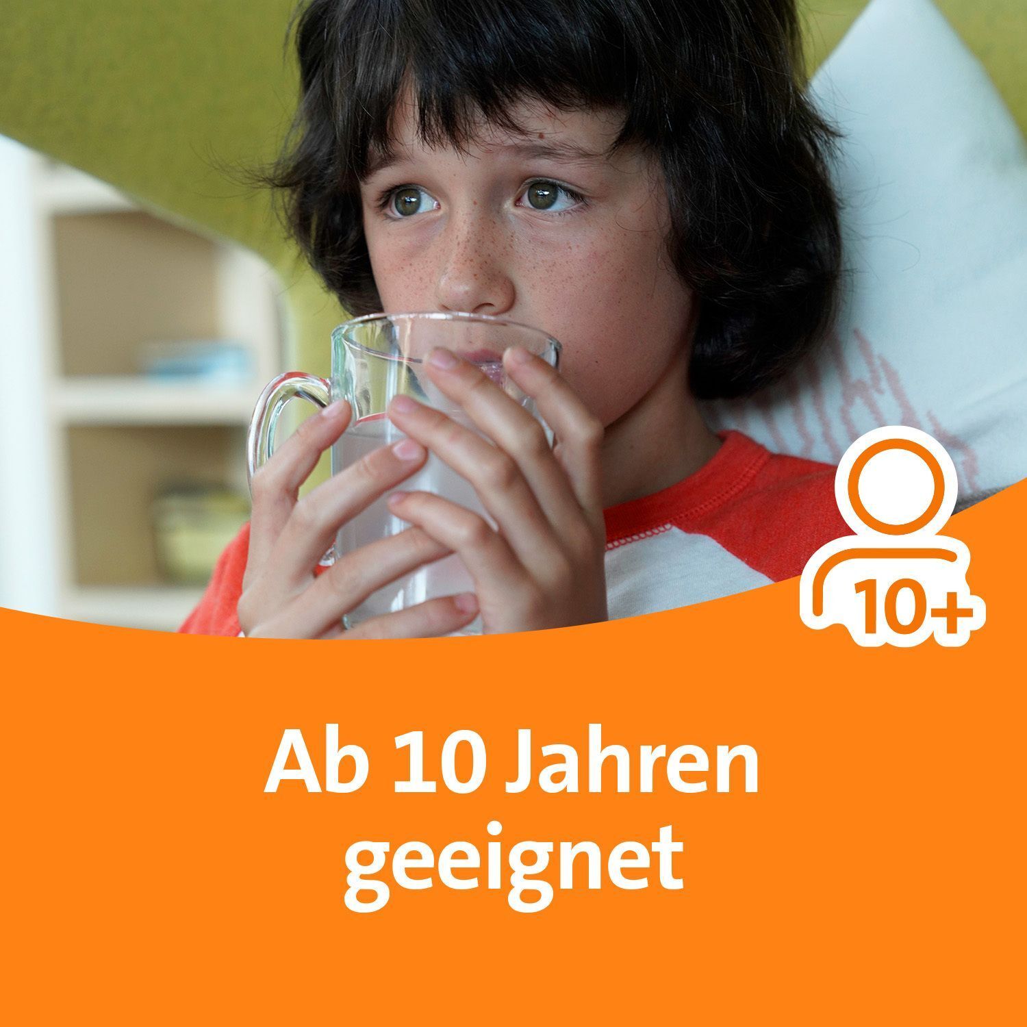 Kind trinkt ein Glas Wasser. Text: Ab 10 Jahren geeignet.