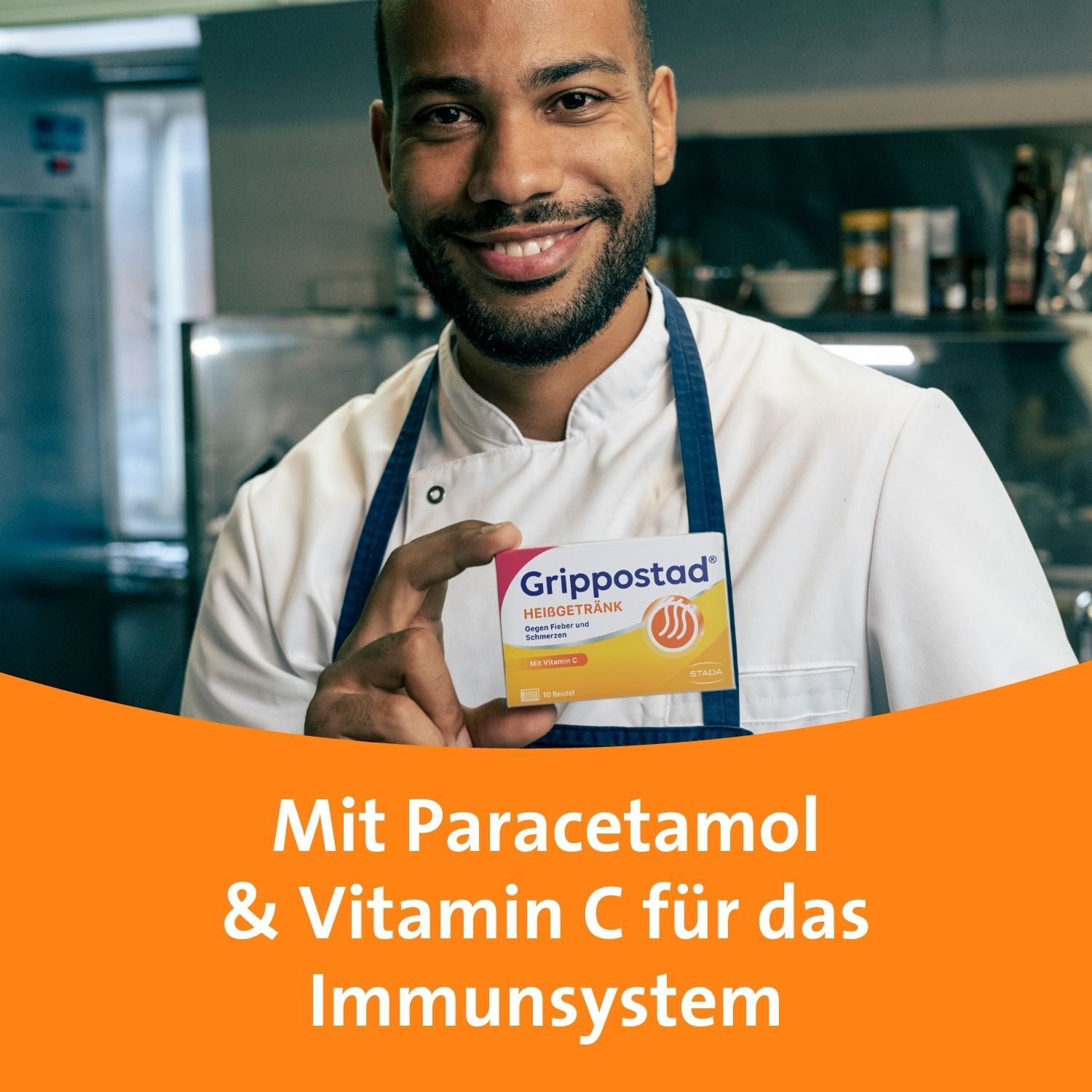 Mann in Kochuniform hält Grippostad Heißgetränk Packung. Text: Mit Paracetamol & Vitamin C.