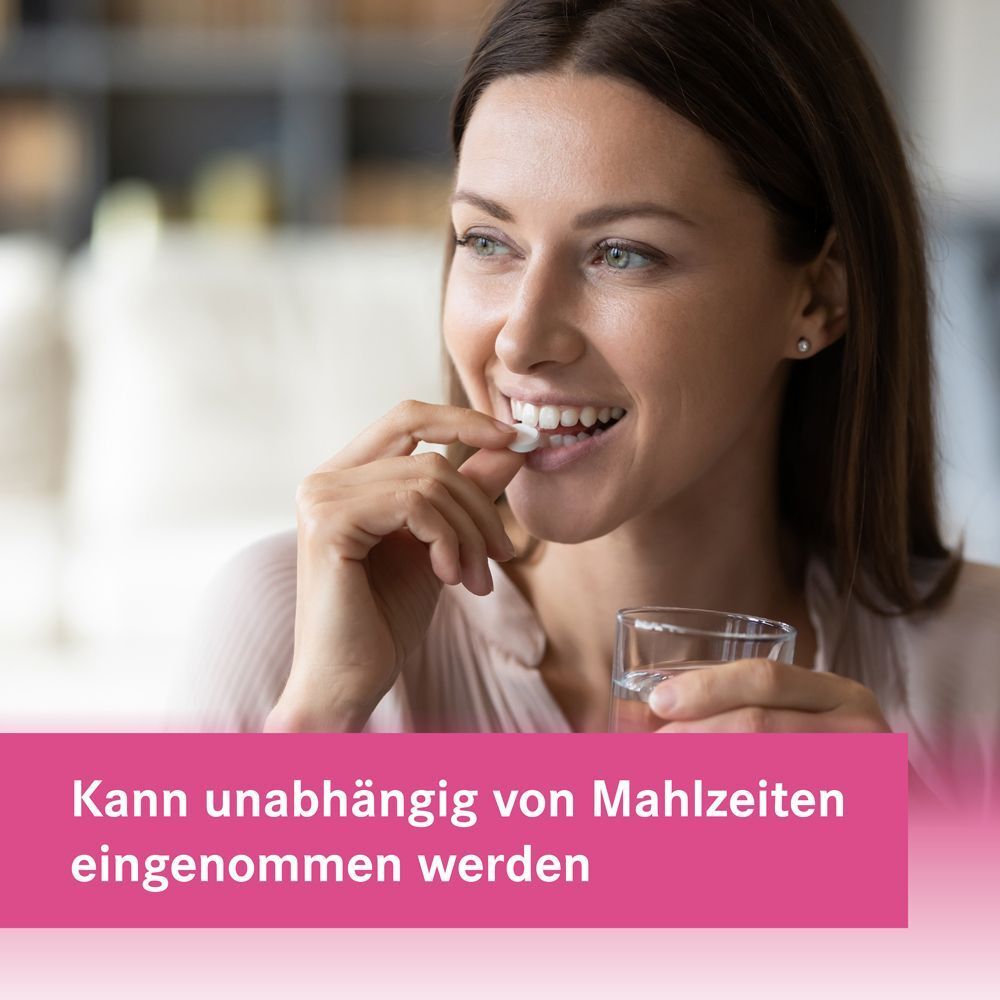Frau nimmt eine Tablette mit einem Glas Wasser ein. Text: Kann unabhängig von Mahlzeiten eingenommen werden.