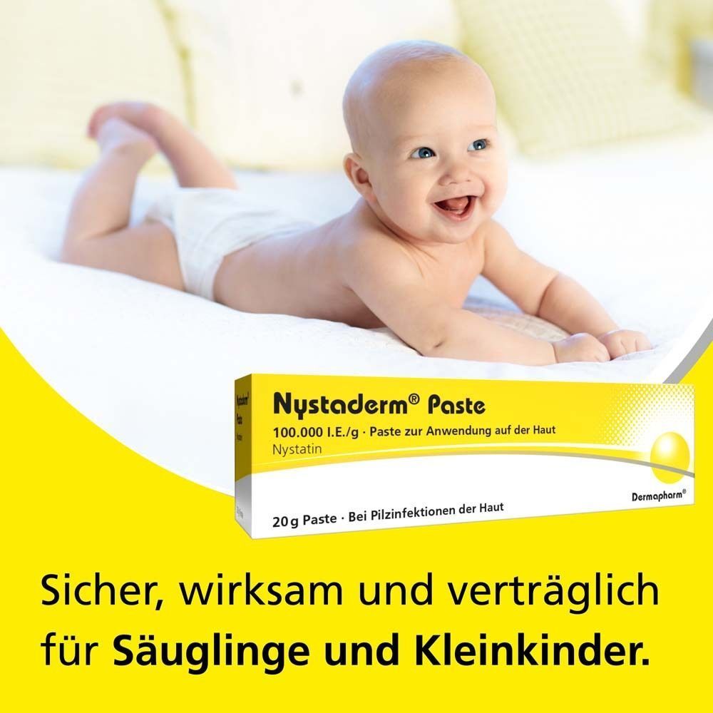 Lächelndes Baby auf einem Bett. Nystaderm® Paste 20g Packung. Sicher und verträglich für Säuglinge und Kleinkinder.