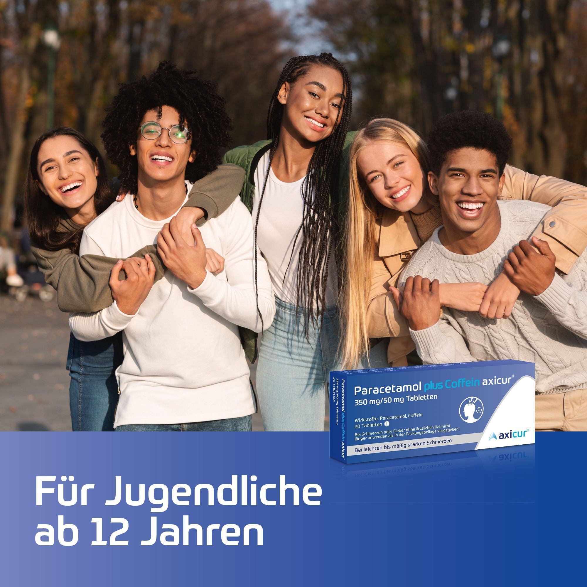 Fünf junge Leute mit Packung Paracetamol plus Coffein axicur 350 mg/50 mg Tabletten.