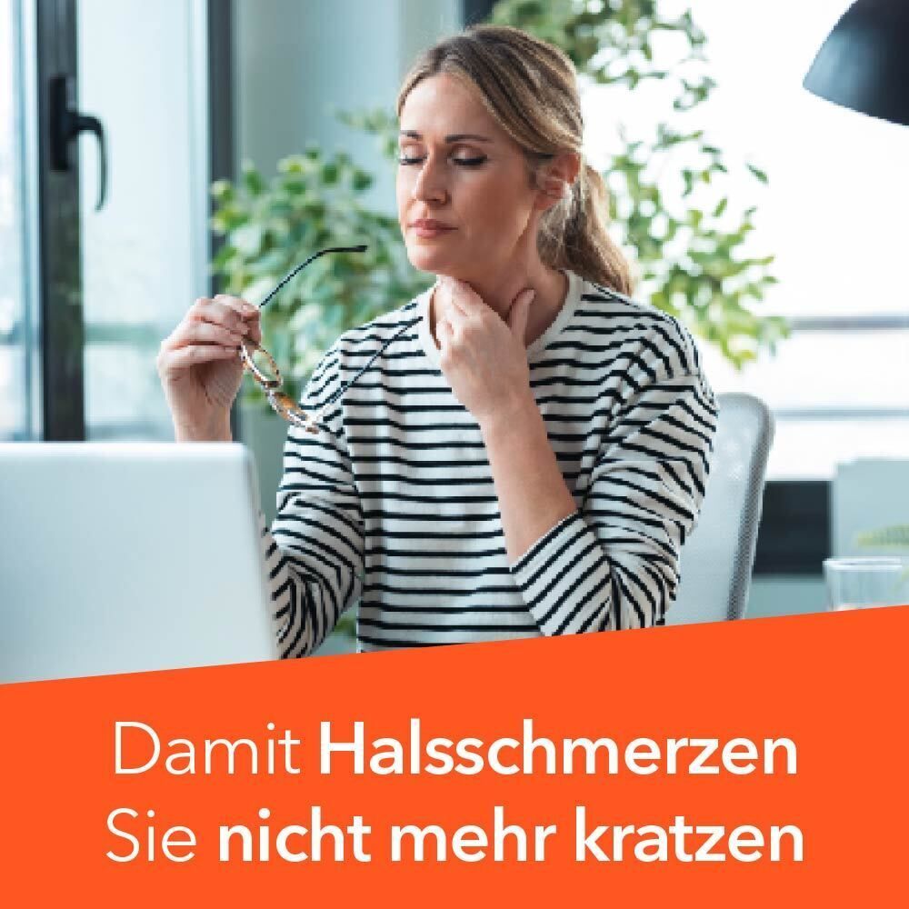 Frau mit Brille hält sich die schmerzende Kehle, sitzt am Schreibtisch.