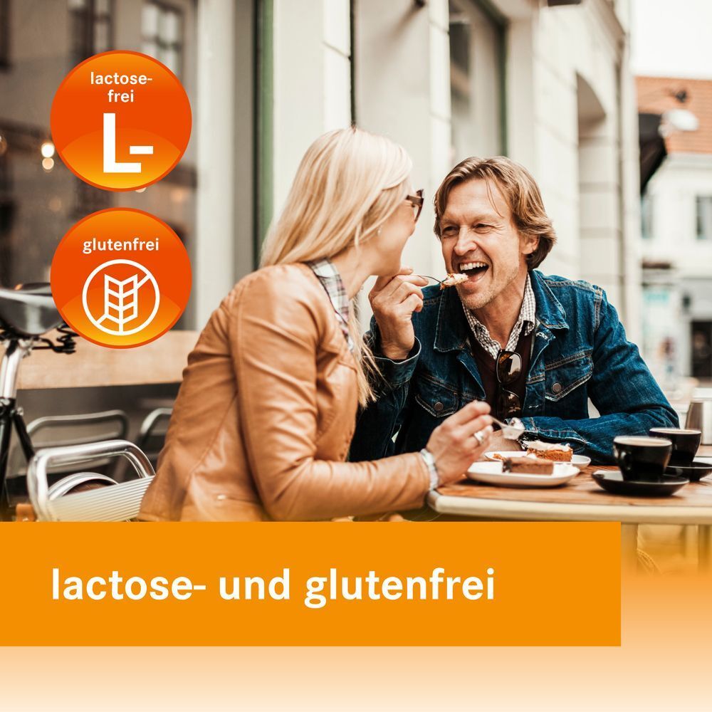 Ein Paar isst Kuchen, mit Symbolen für "laktosefrei" und "glutenfrei".