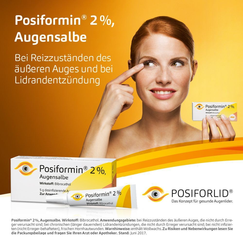 Frau mit gereiztem Auge, die eine Packung Posiformin 2% Augensalbe hält. Produktverpackung und Tube sind sichtbar.