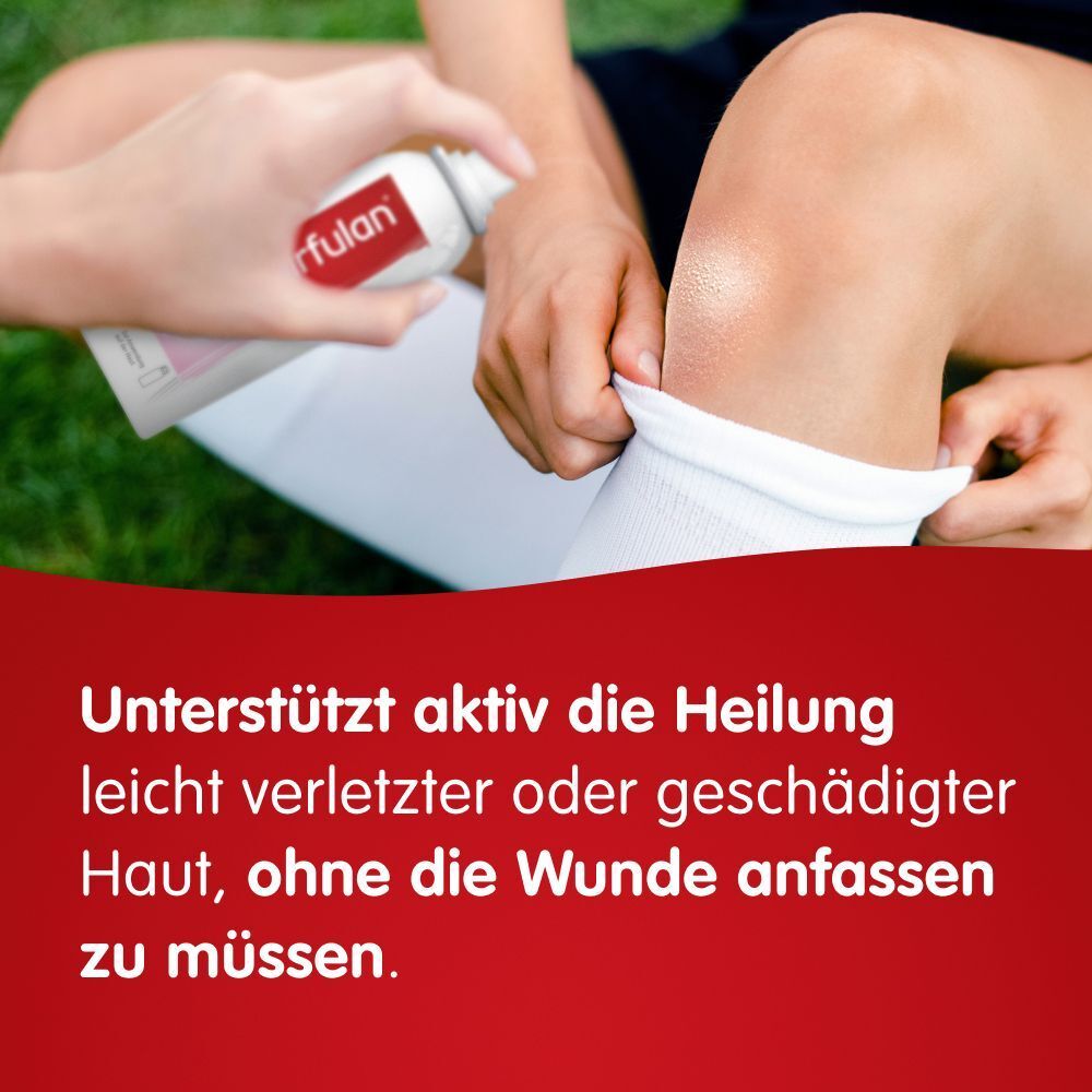 Eine Hand sprüht Mirfulan Spray auf ein Knie, das von einer anderen Person gehalten wird.