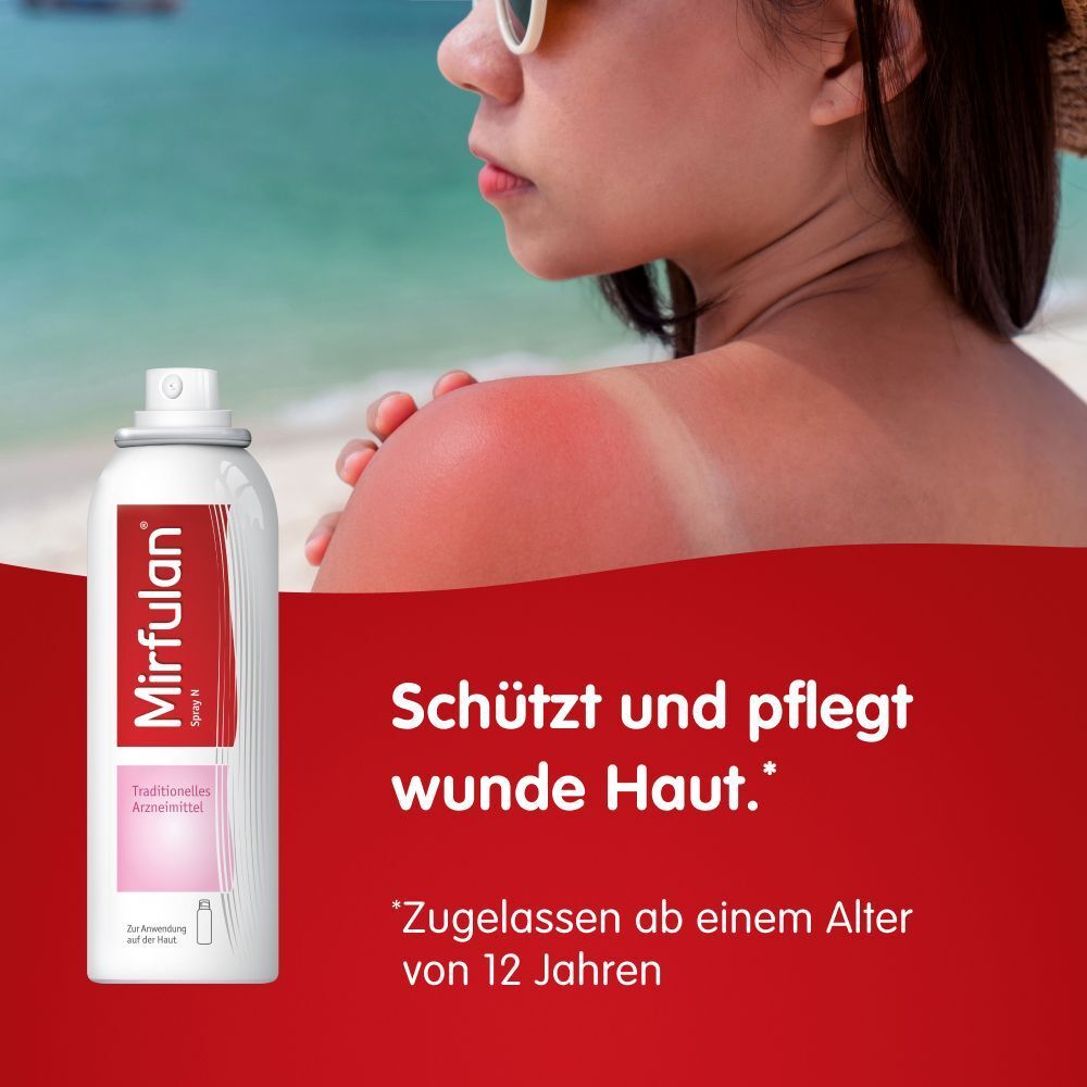 Eine Person am Strand mit Sonnenbrand, neben einer Mirfulan Spraydose.